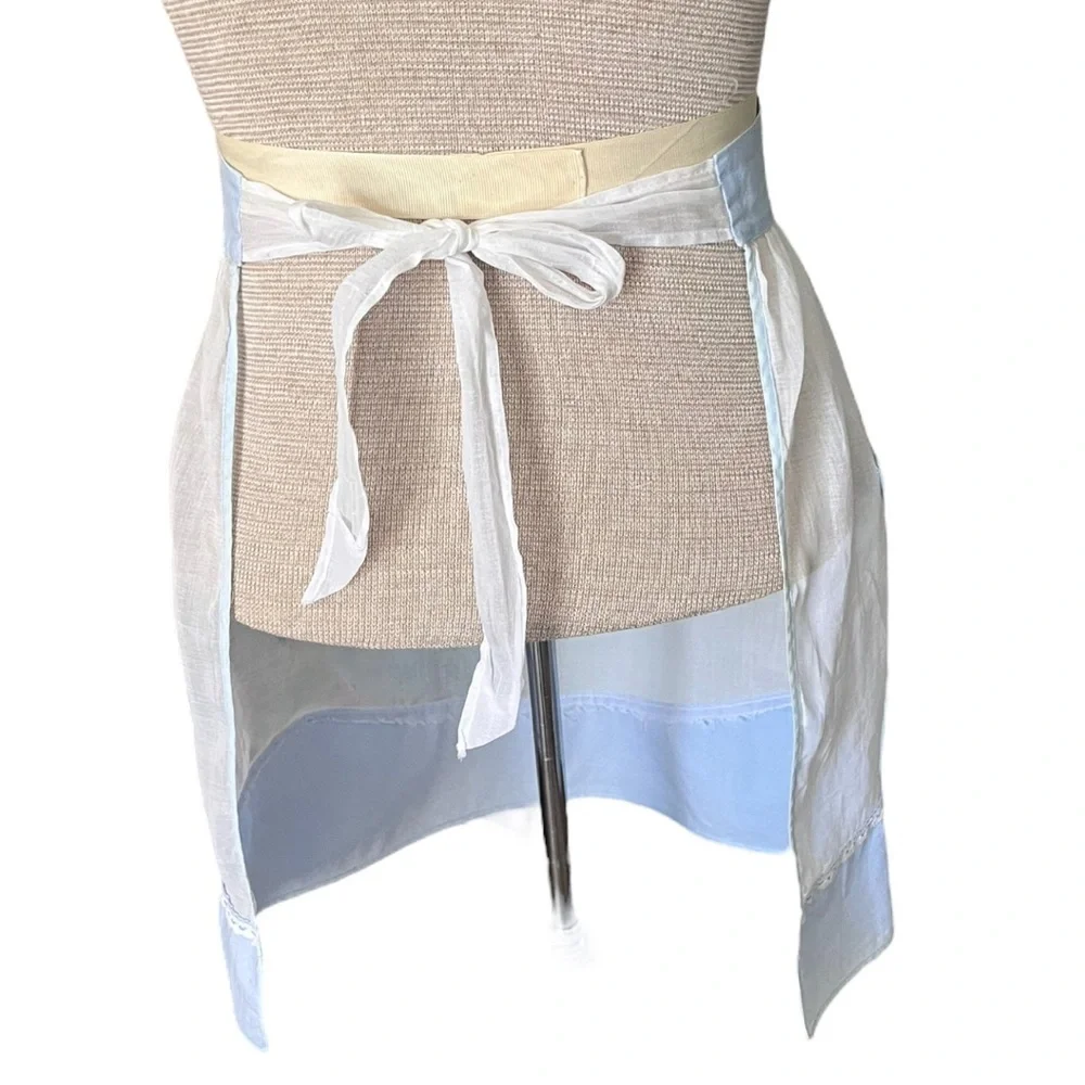 Vintage 1950s Womens Apron Elegant Blue White Floral Farmhouse Cottagecore